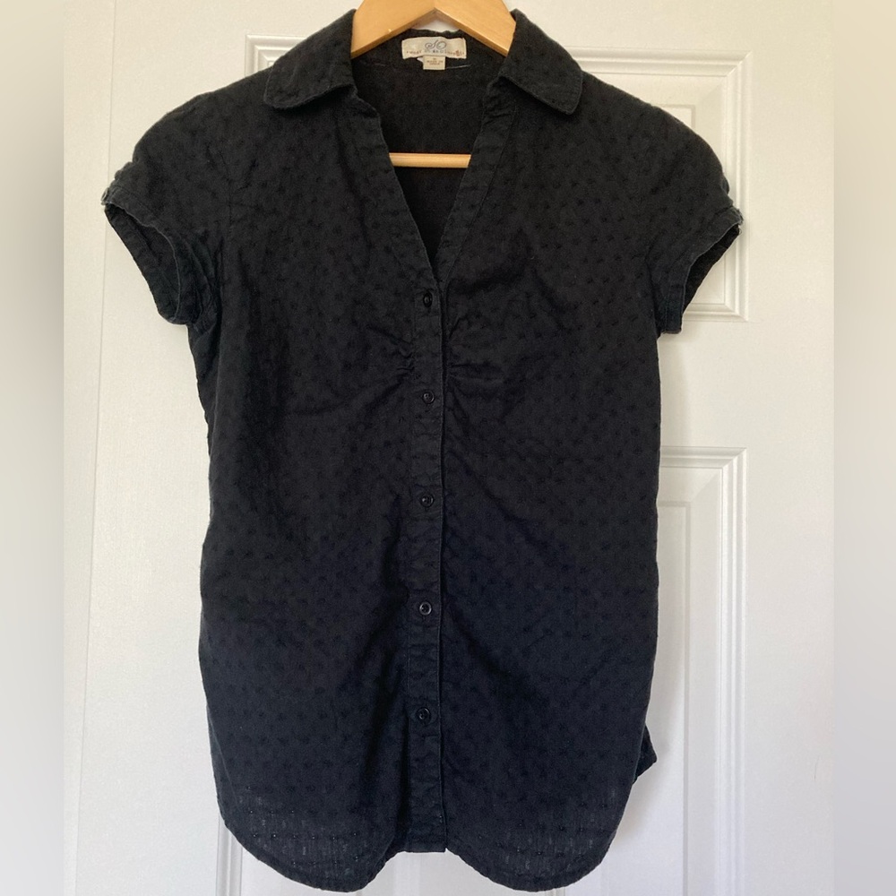 {SO} Black Collared Short Sleeve Button Up Shirt
